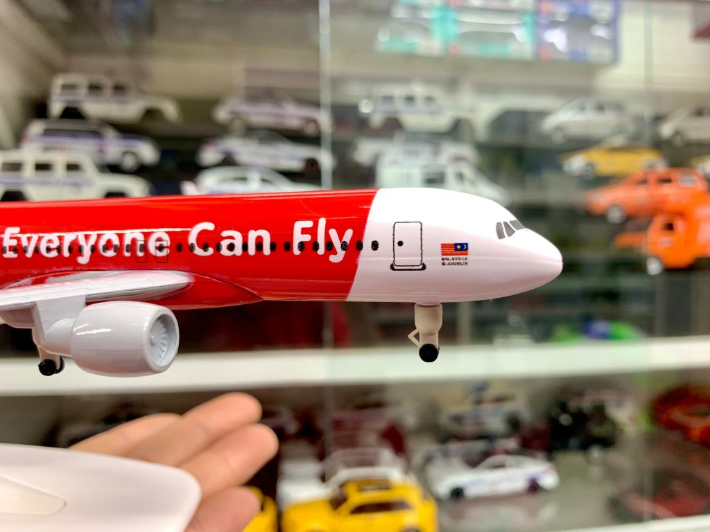 Mô hình máy bay Air Asia Now Everyone Can Fly Airbus A320-200 có bánh xe 20cm MB20107