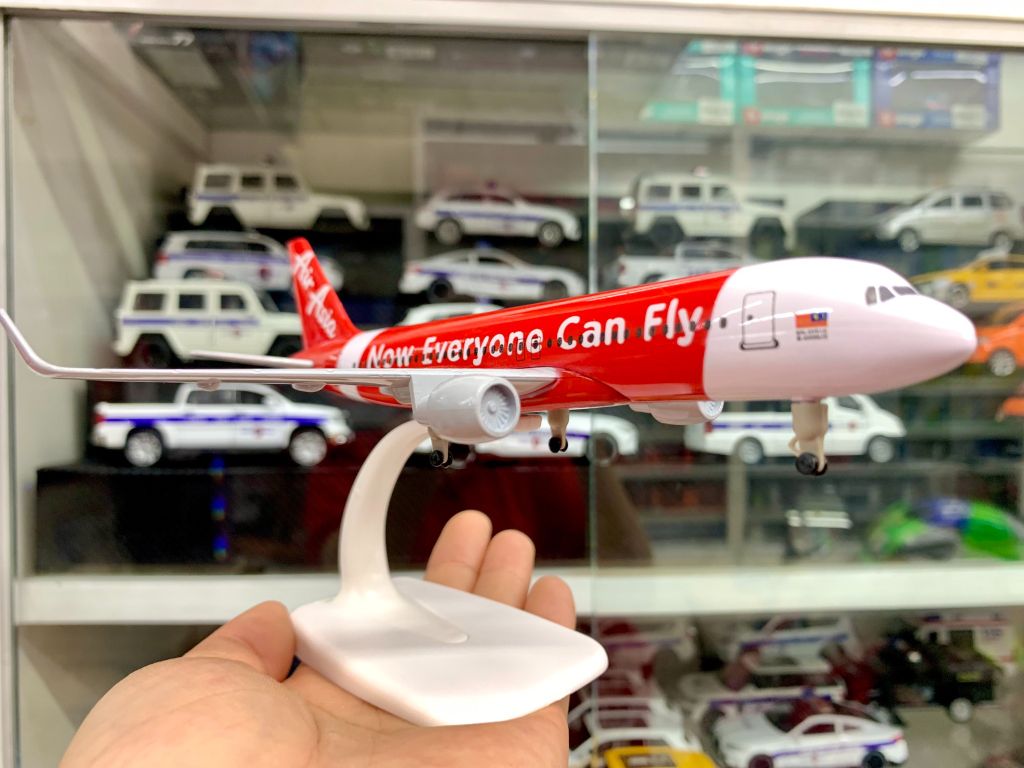 Mô hình máy bay Air Asia Now Everyone Can Fly Airbus A320-200 có bánh xe 20cm MB20107