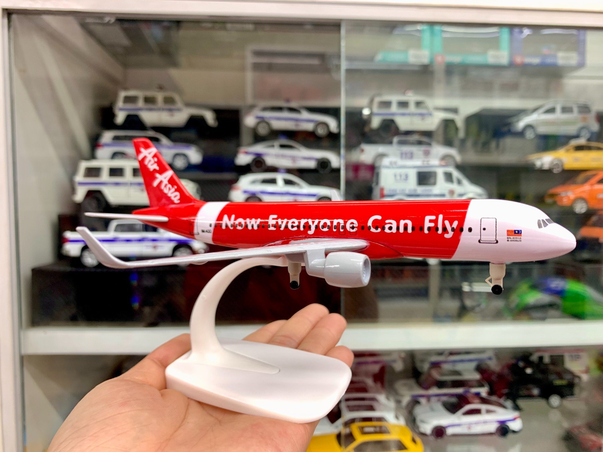  Mô hình máy bay Air Asia Now Everyone Can Fly Airbus A320-200 có bánh xe 20cm MB20107 