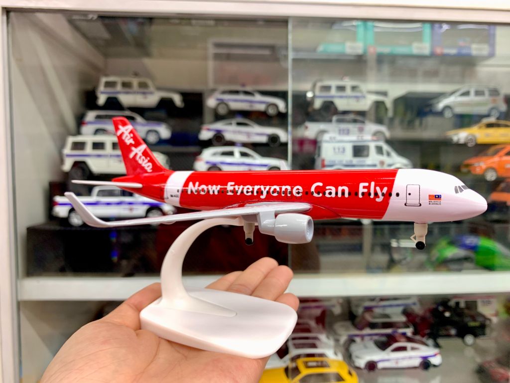 Mô hình máy bay Air Asia Now Everyone Can Fly Airbus A320-200 có bánh xe 20cm MB20107