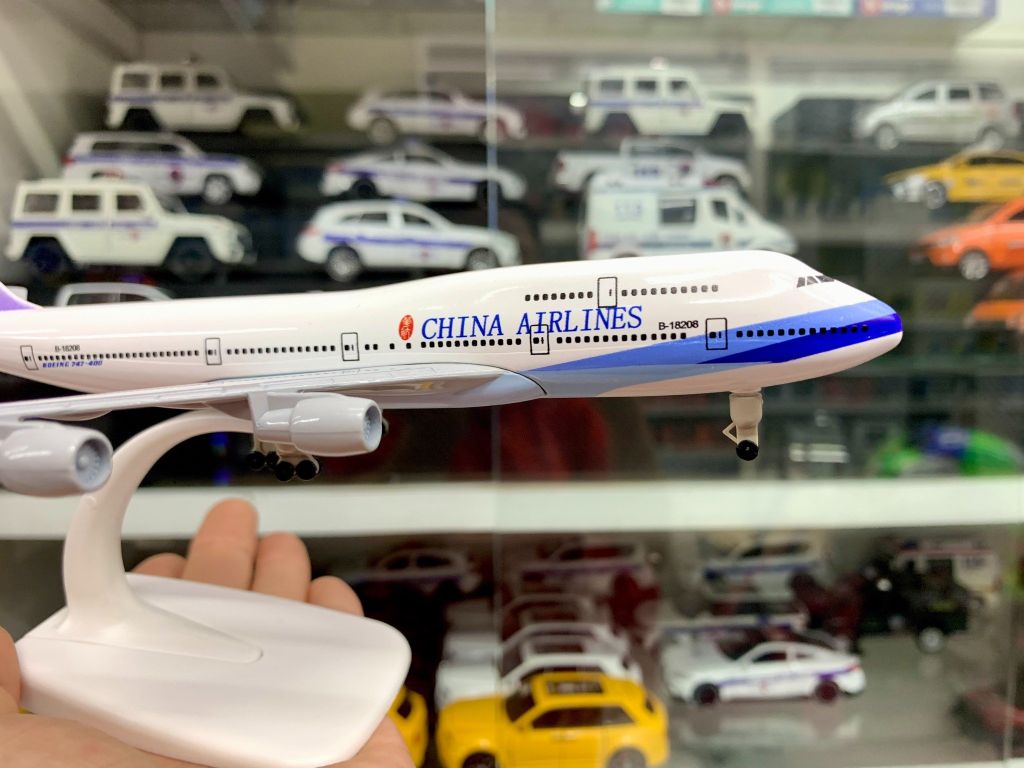 Mô hình máy bay China Airlines Boeing B747-400 có bánh xe kích thước 20cm MB20108
