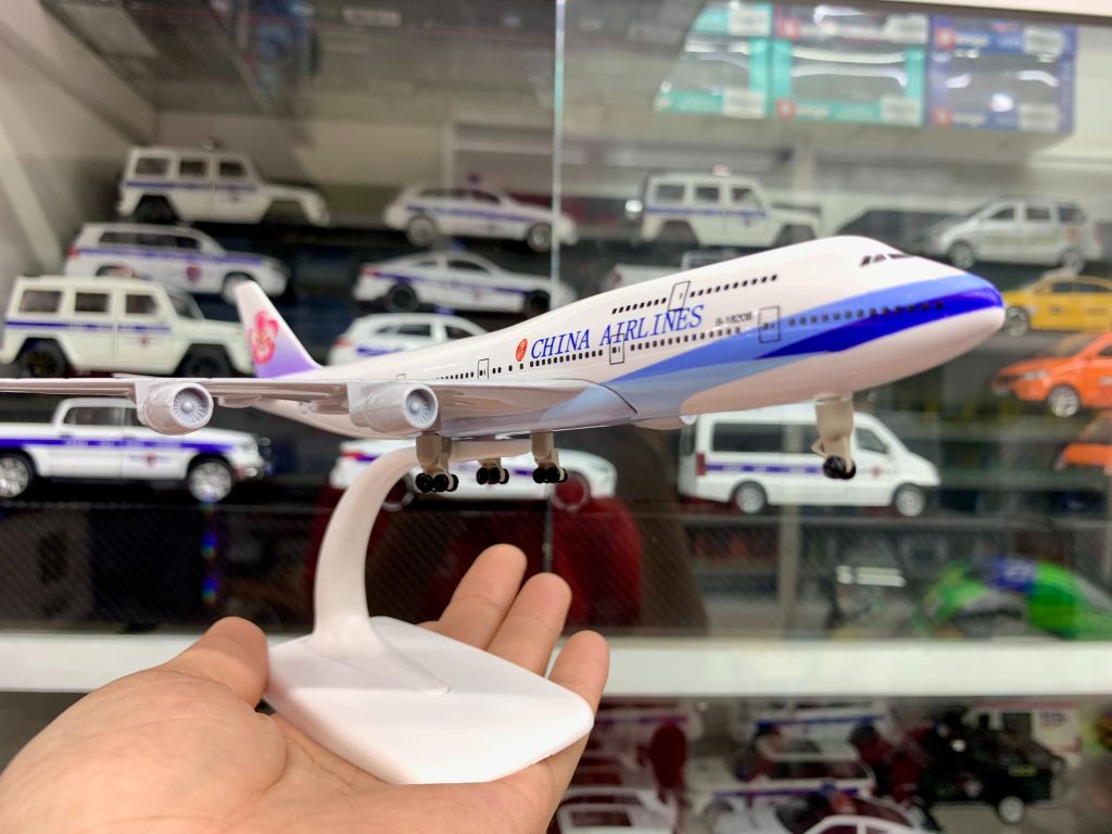 Mô hình máy bay China Airlines Boeing B747-400 có bánh xe kích thước 20cm MB20108