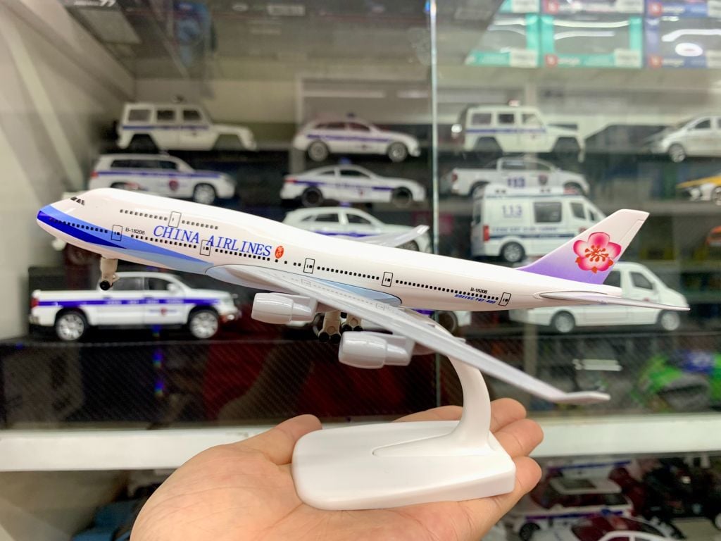 Mô hình máy bay China Airlines Boeing B747-400 có bánh xe kích thước 20cm MB20108