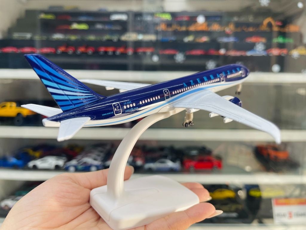 Mô hình máy bay Azerbaijan Boeing B787 có bánh xe kích thước 20cm MB20109