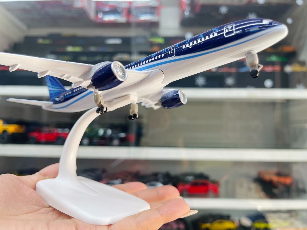 Mô hình máy bay Azerbaijan Boeing B787 có bánh xe kích thước 20cm MB20109
