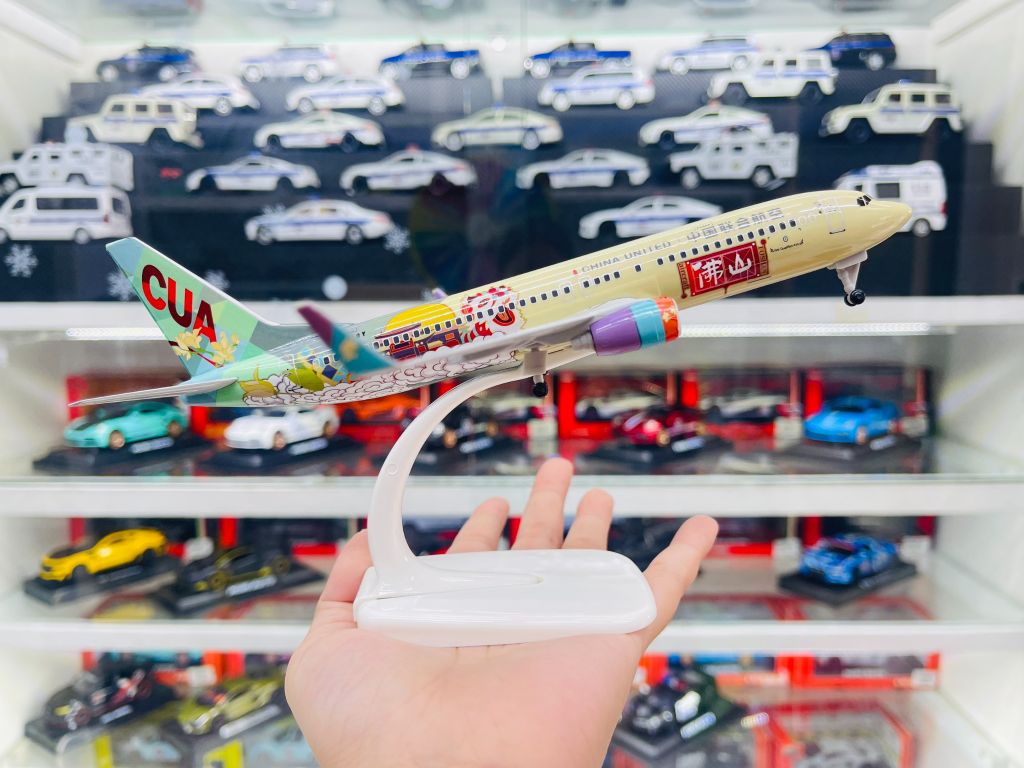 Mô hình máy bay China United CUA Boeing B737-800 có bánh xe kích thước 20cm MB20121