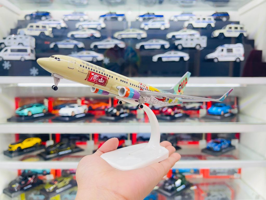 Mô hình máy bay China United CUA Boeing B737-800 có bánh xe kích thước 20cm MB20121