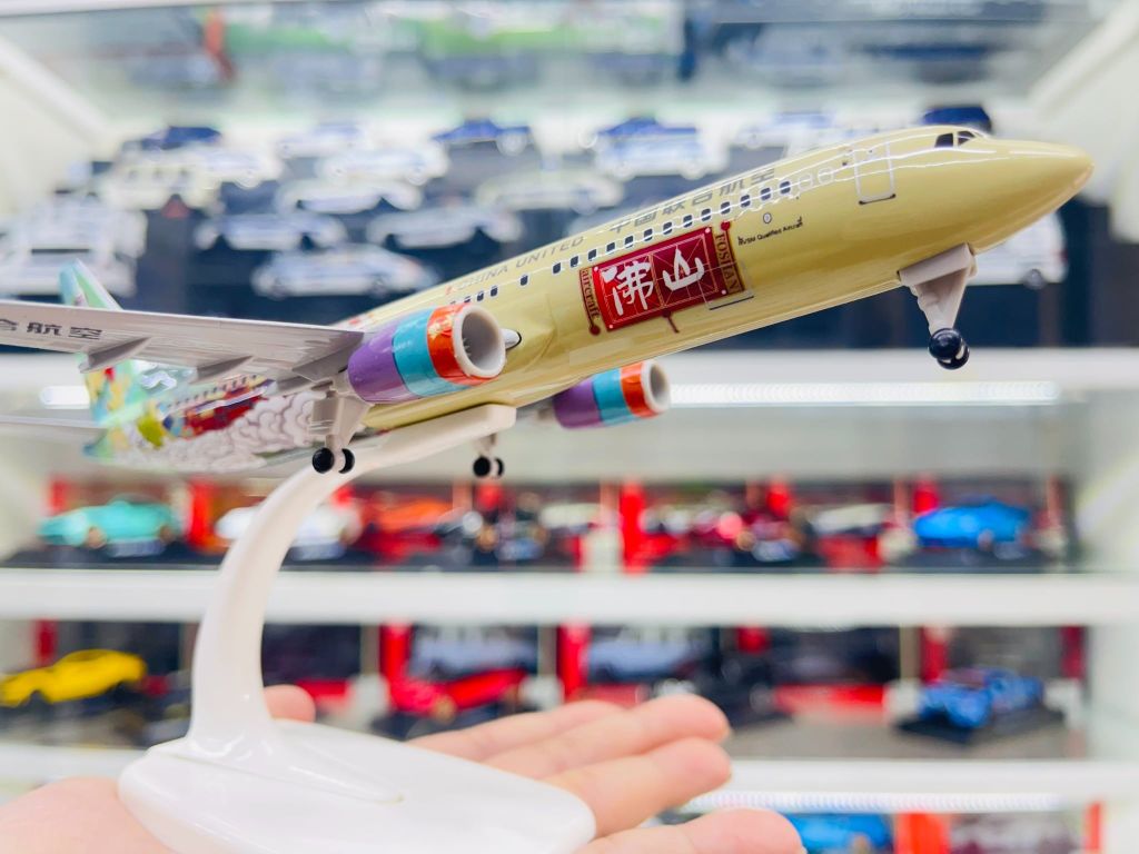 Mô hình máy bay China United CUA Boeing B737-800 có bánh xe kích thước 20cm MB20121