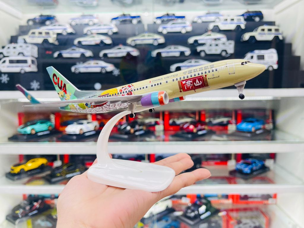 Mô hình máy bay China United CUA Boeing B737-800 có bánh xe kích thước 20cm MB20121