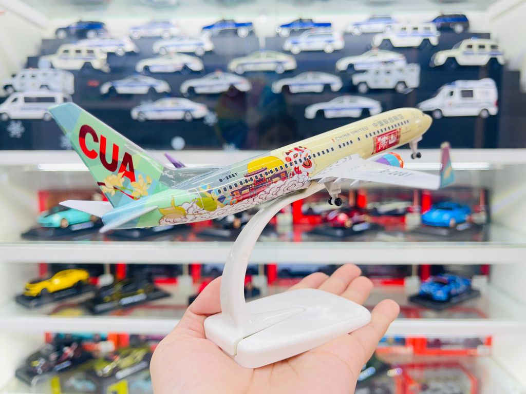 Mô hình máy bay China United CUA Boeing B737-800 có bánh xe kích thước 20cm MB20121