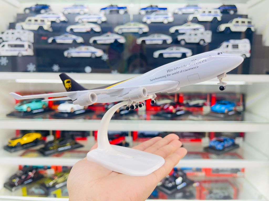 Mô hình máy bay vận chuyển UPS Boeing B747 có bánh xe kích thước 20cm MB20123
