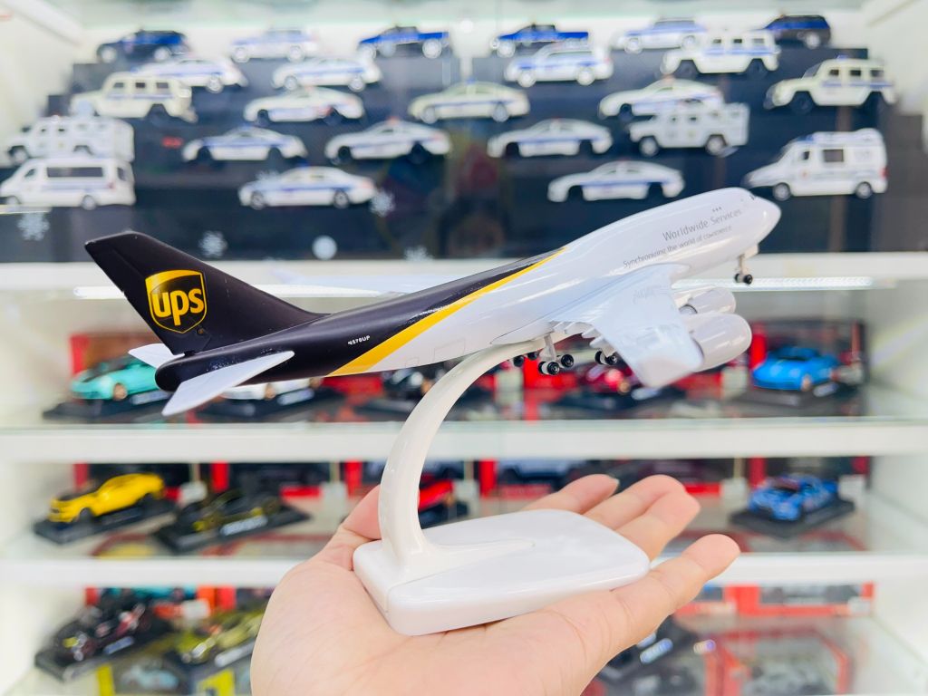 Mô hình máy bay vận chuyển UPS Boeing B747 có bánh xe kích thước 20cm MB20123