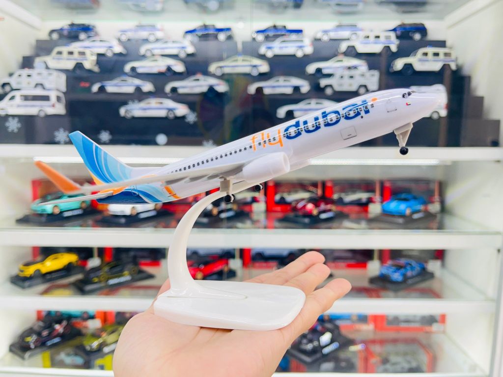 Mô hình máy bay Fly Dubai Boeing B737-800 có bánh xe kích thước 20cm MB20125
