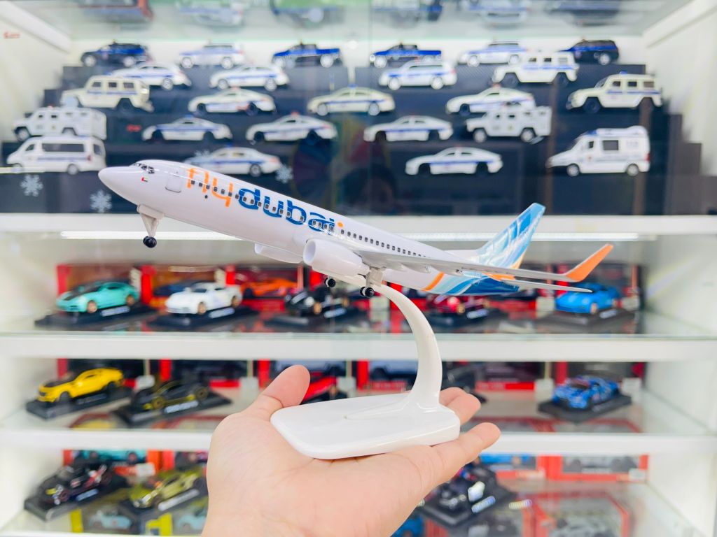 Mô hình máy bay Fly Dubai Boeing B737-800 có bánh xe kích thước 20cm MB20125