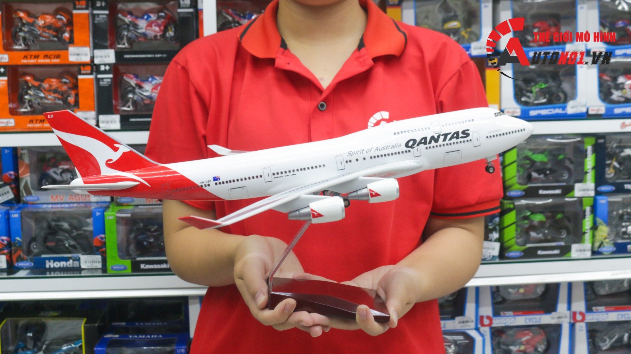  Mô hình máy bay Australia Qantas Boeing B747 47cm 1:130 có đèn led tự động theo tiếng vỗ tay hoặc chạm MB47006 