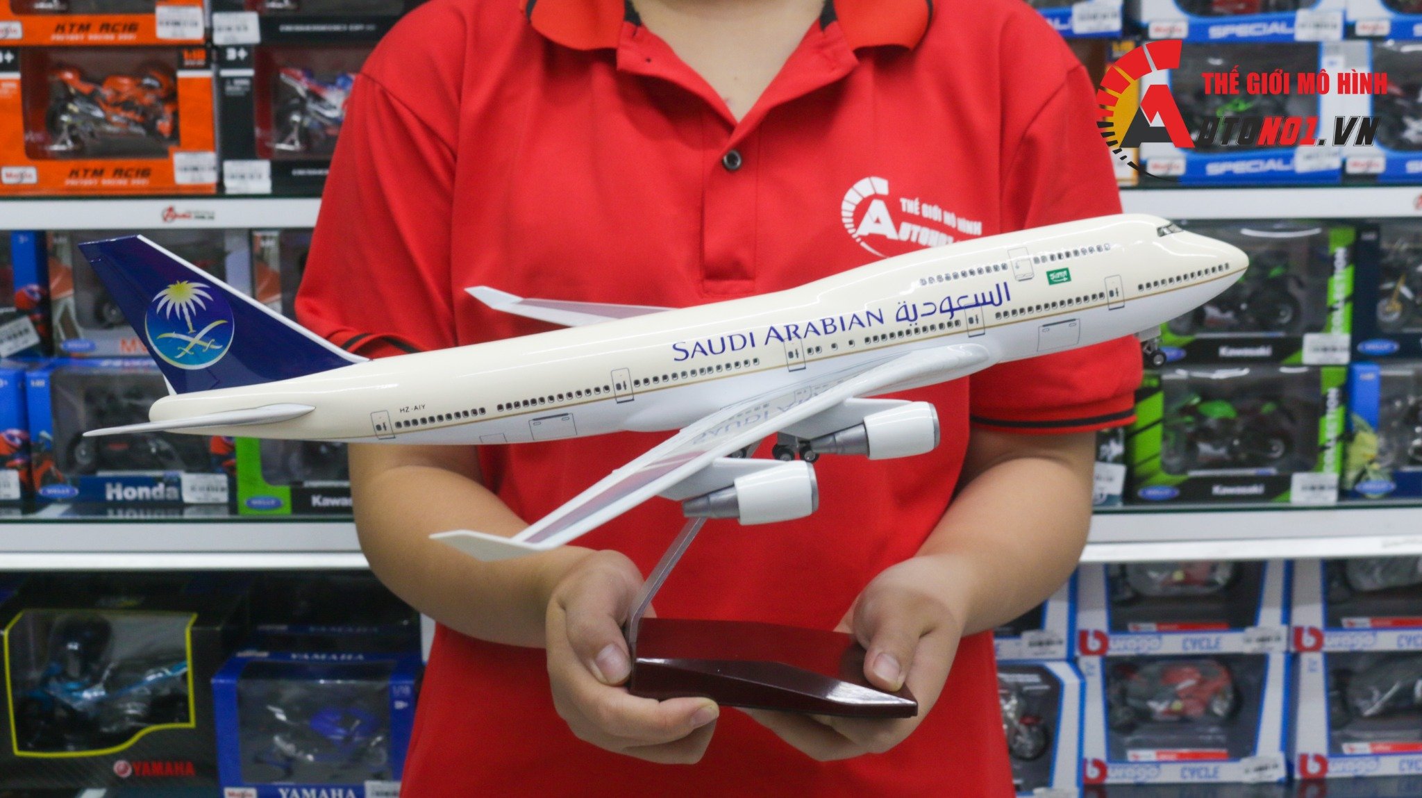  Mô hình máy bay Saudi Arabia Boeing B747-400 Ả Rập 47cm 1:150 có đèn led tự động theo tiếng vỗ tay hoặc chạm MB47018 