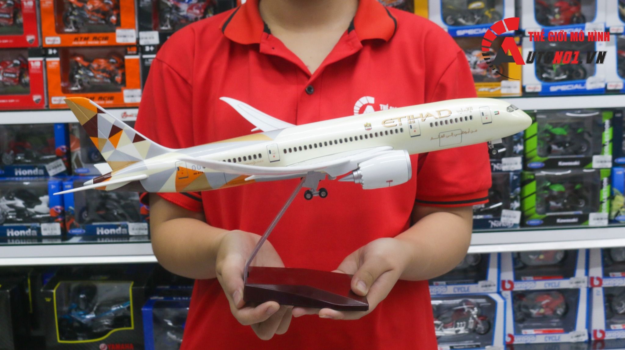  Mô hình máy bay Jason Tutu Etihad Boeing B787 Ả Rập 47cm 1:160 có đèn led tự động theo tiếng vỗ tay hoặc chạm MB47020 