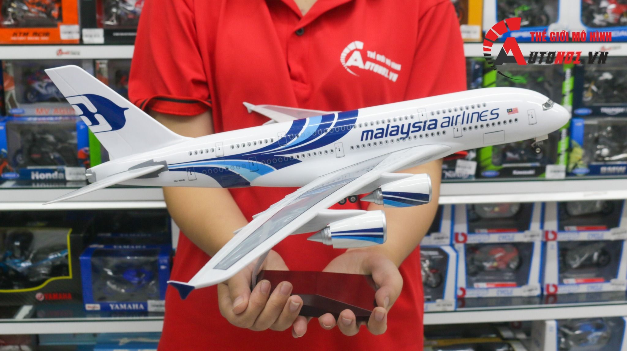  Mô hình máy bay Malaysia Airlines Airbus A380 47cm 1:160 có đèn led tự động theo tiếng vỗ tay hoặc chạm MB47026 