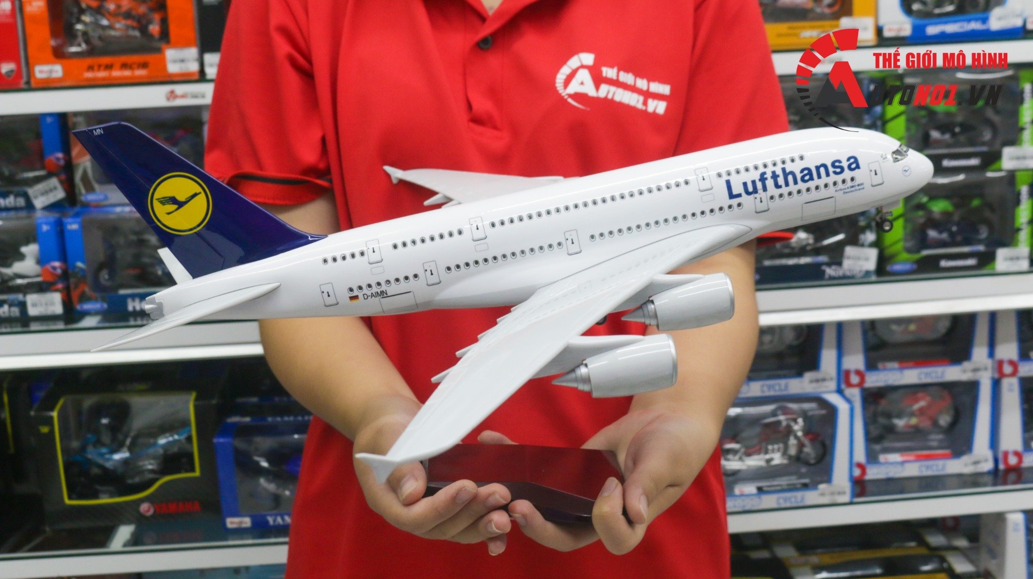  Mô hình máy bay Deutsche Lufthansa Germany - Đức Airbus A380 47cm 1:160 có đèn led tự động theo tiếng vỗ tay hoặc chạm MB47030 