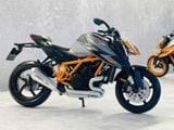  Mô hình xe KTM 1290 Super Duke R có đế tỉ lệ 1:12 CCA MT12006 