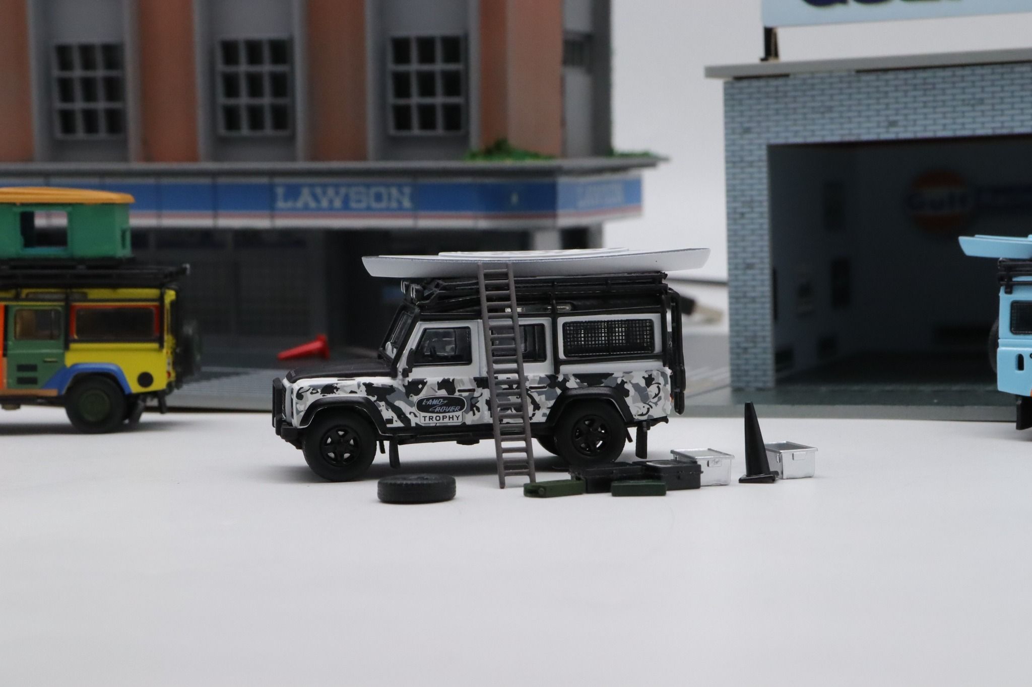  Mô hình xe Land Rover Guard 110 Trophy custom tỉ lệ 1/64 Master model 