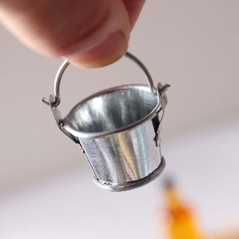 Phụ kiện decor mô hình xô đá kèm chai bia, rượu DE045