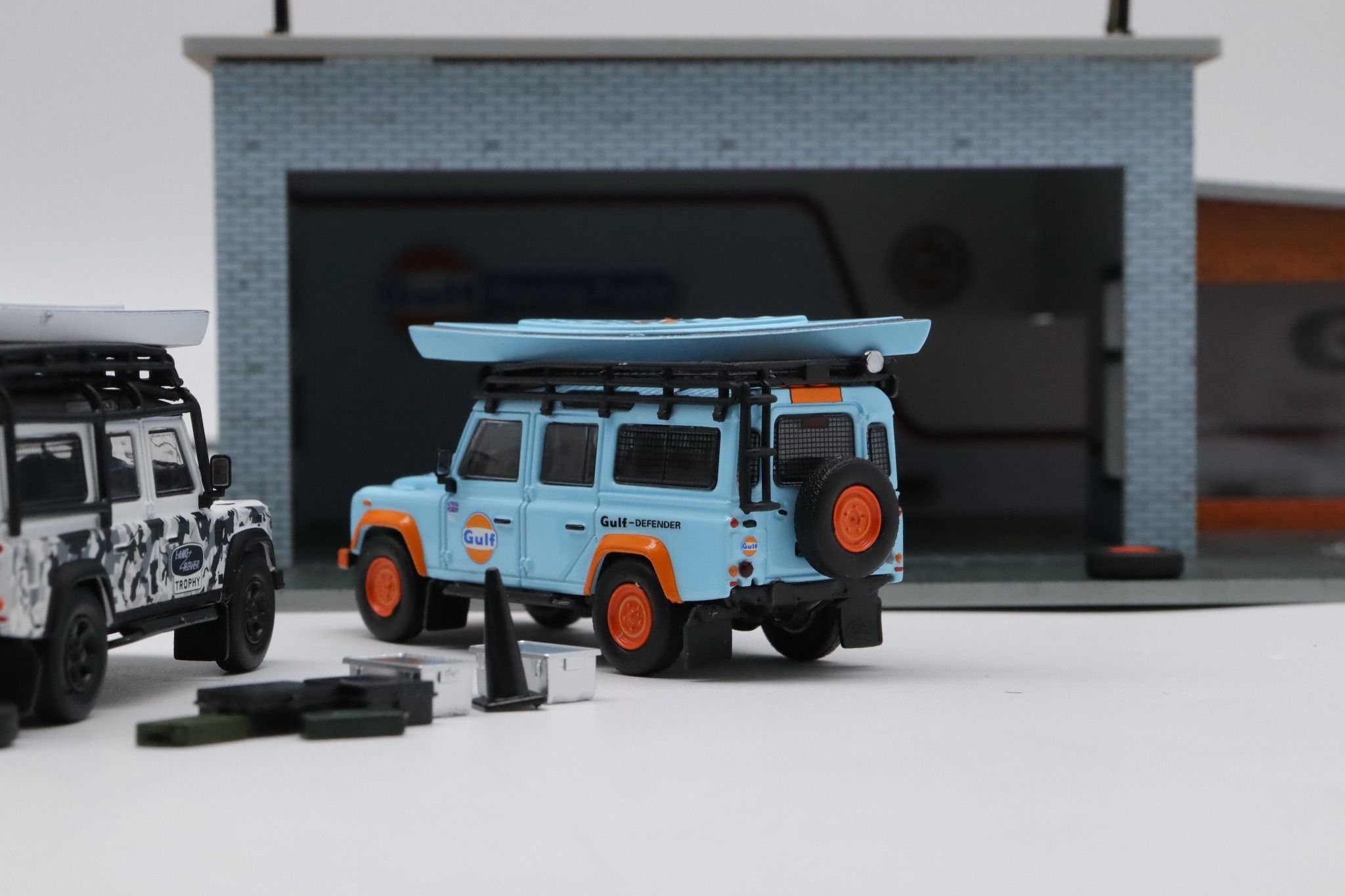  Mô hình xe Land Rover Guard 110 Trophy custom tỉ lệ 1/64 Master model 