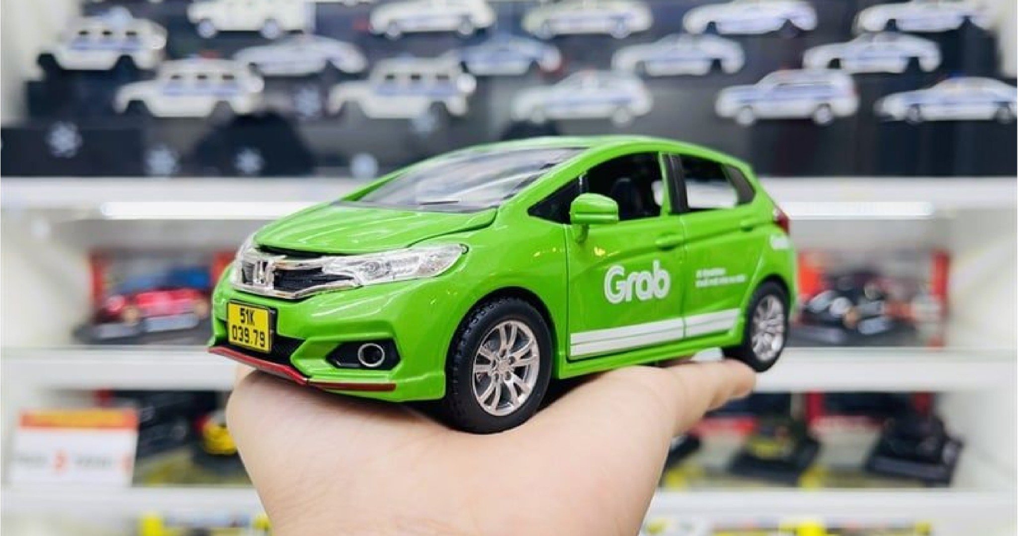  Mô hình xe độ dịch vụ taxi Grab - White Honda Jazz SUV 5 chỗ full open tỉ lệ 1:32 Chezhi Autono1 OT32001 