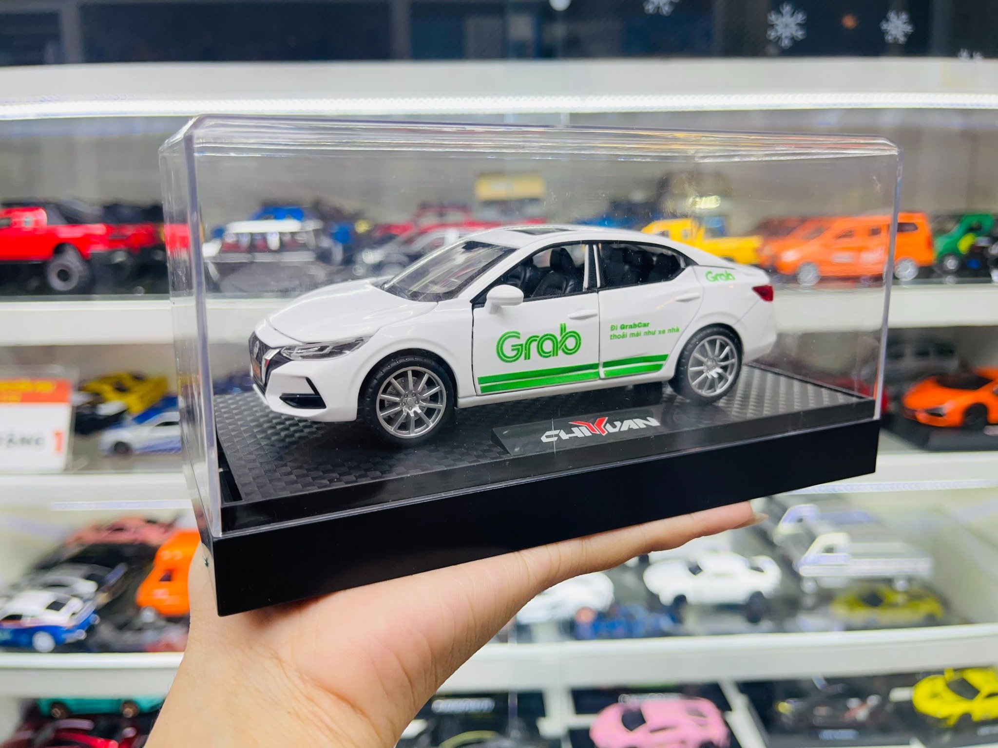  Mô hình xe độ dịch vụ taxi Grab - White Nissan Sylphy có đế hộp mica tỉ lệ 1:32 Alloy Autono1 OT547 