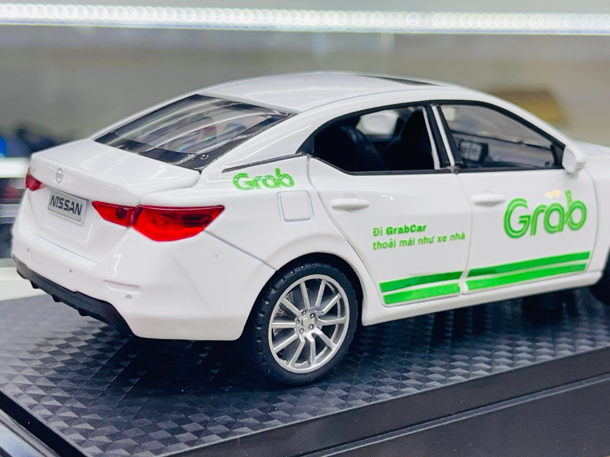  Mô hình xe độ dịch vụ taxi Grab - White Nissan Sylphy có đế hộp mica tỉ lệ 1:32 Alloy Autono1 OT547 