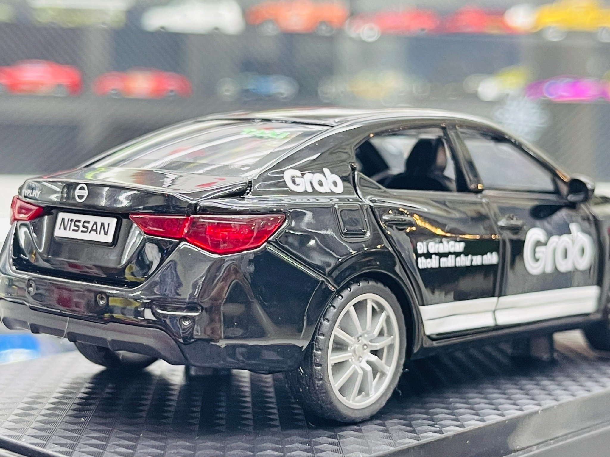  Mô hình xe độ dịch vụ taxi Grab - Black Nissan Sylphy có đế hộp mica tỉ lệ 1:32 Alloy Autono1 OT548 