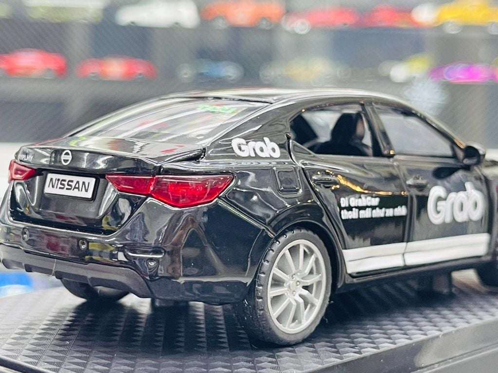 Mô hình xe độ dịch vụ taxi Grab - Black Nissan Sylphy có đế hộp mica tỉ lệ 1:32 Alloy Autono1 OT548