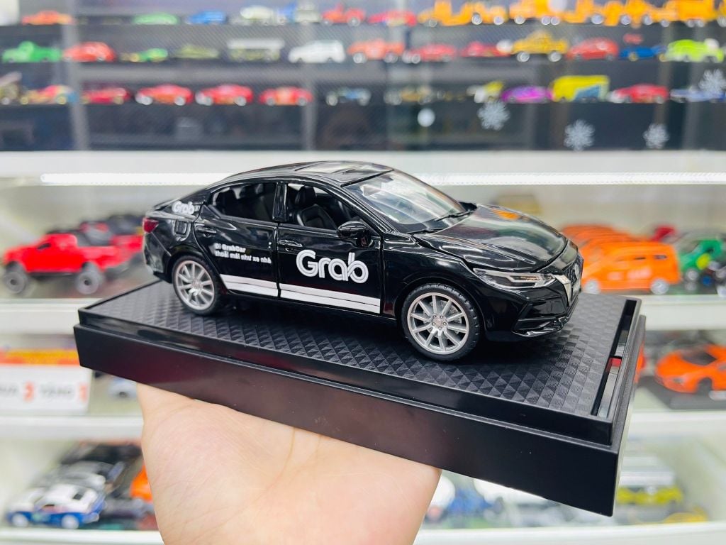 Mô hình xe độ dịch vụ taxi Grab - Black Nissan Sylphy có đế hộp mica tỉ lệ 1:32 Alloy Autono1 OT548
