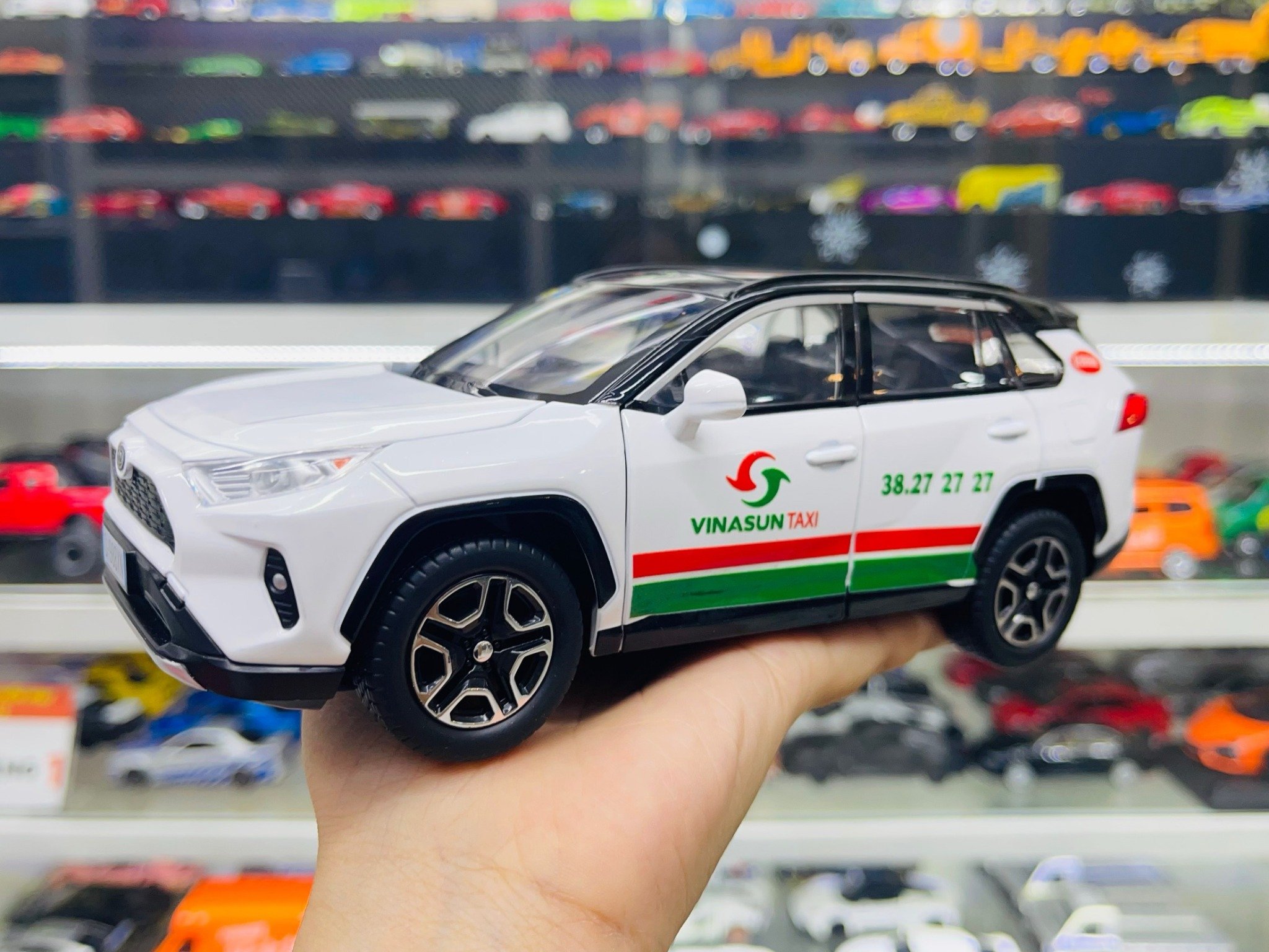  Mô hình xe độ dịch vụ taxi Toyota RAV4 Vinasun tỉ lệ 1:24 Alloy Autono1 OT549 