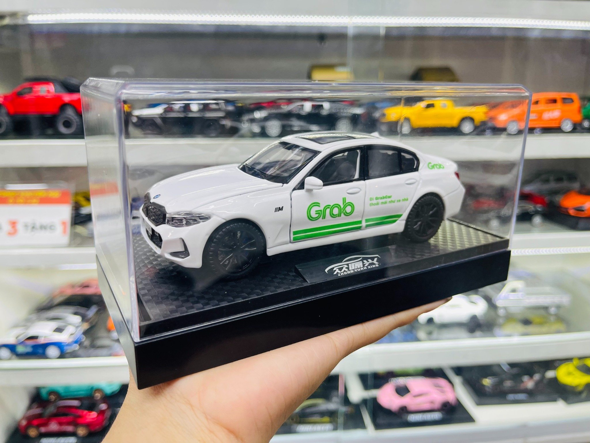  Mô hình xe độ dịch vụ taxi Grab BMW 320I tỉ lệ 1:32 Alloy Autono1 OT550 