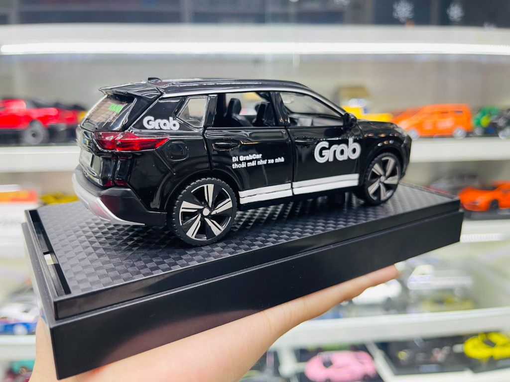 Mô hình xe độ dịch vụ taxi Grab - Black Nissan X-Trail có đế hộp mica 1:32 Alloy Autono1 OT551