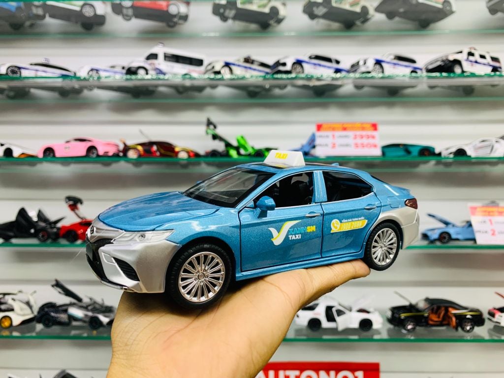 Mô hình xe độ dịch vụ taxi Toyota Camry tem xanh SM full open có âm thanh-đèn tỉ lệ 1:24 Autono1 Chezhi OT555