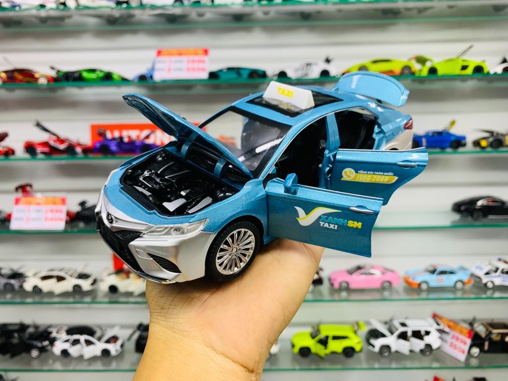 Mô hình xe độ dịch vụ taxi Toyota Camry tem xanh SM full open có âm thanh-đèn tỉ lệ 1:24 Autono1 Chezhi OT555