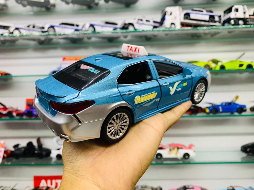 Mô hình xe độ dịch vụ taxi Toyota Camry tem xanh SM full open có âm thanh-đèn tỉ lệ 1:24 Autono1 Chezhi OT555