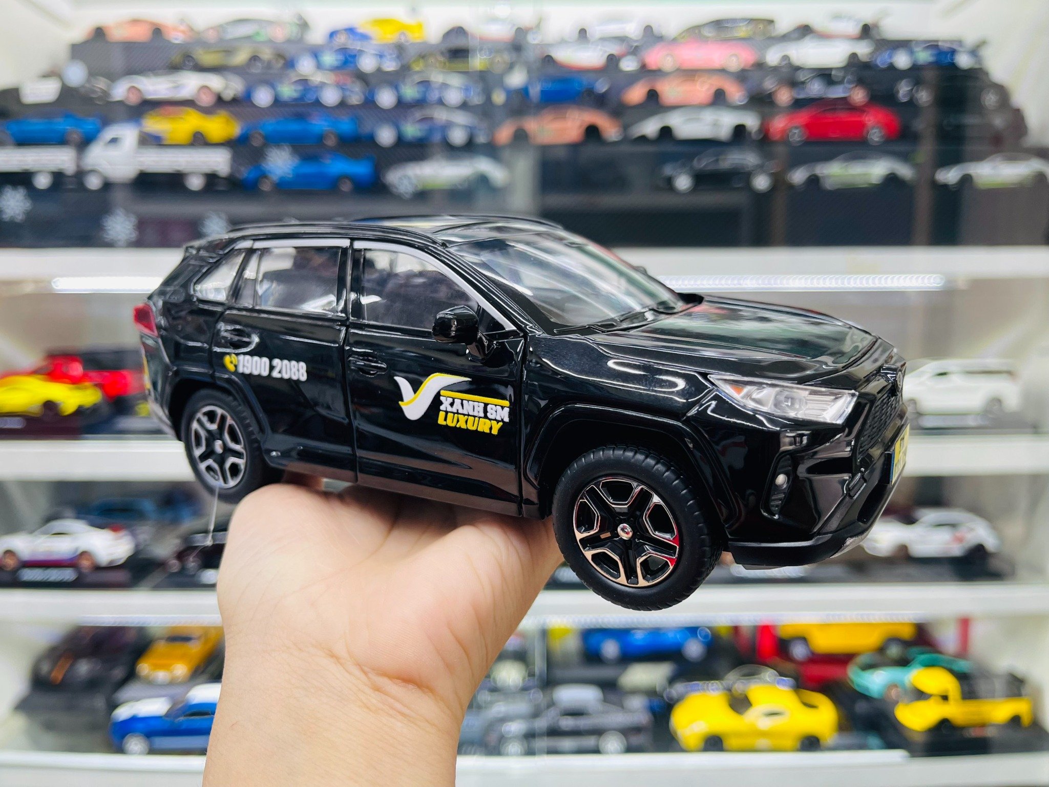  Mô hình xe độ dịch vụ taxi Toyota RAV4 tem Xanh SM Đen full open - full kính - có âm thanh - đèn tỉ lệ 1:22 Alloy model Autono1 OT561 