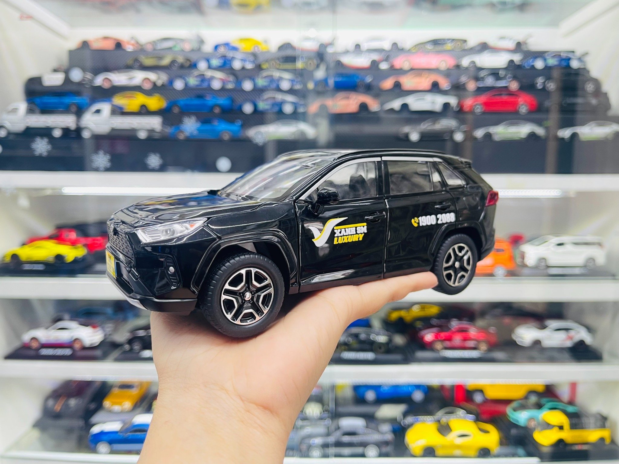  Mô hình xe độ dịch vụ taxi Toyota RAV4 tem Xanh SM Đen full open - full kính - có âm thanh - đèn tỉ lệ 1:22 Alloy model Autono1 OT561 