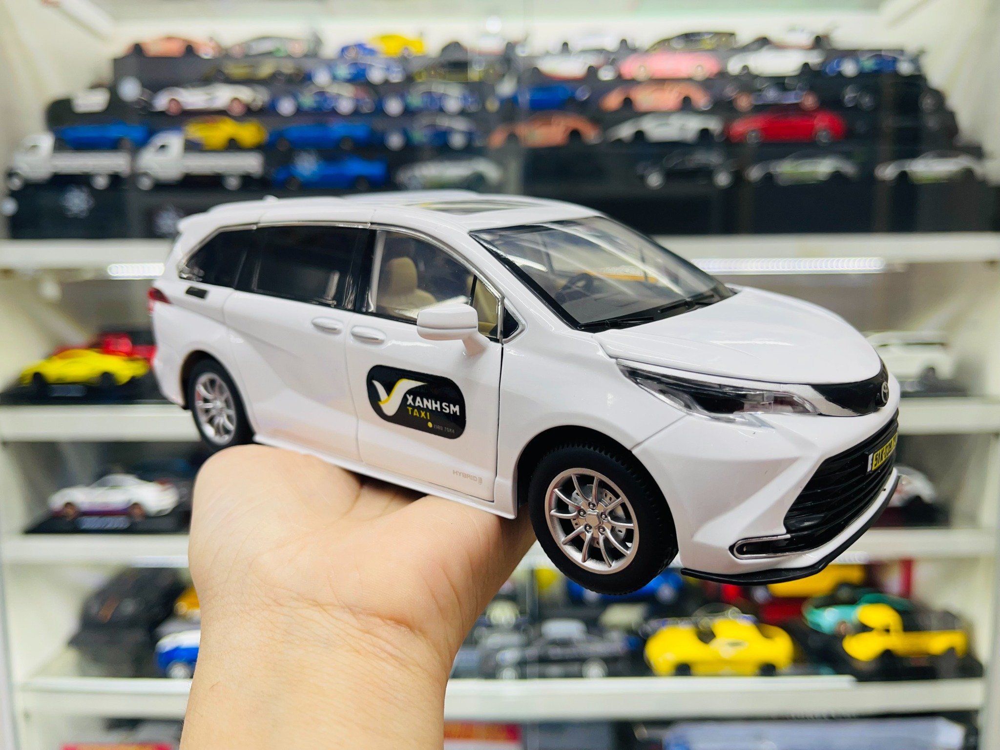  Mô hình xe độ dịch vụ taxi Toyota Sienna Mpv tem Xanh SM Trắng 1:24 Hengteng Model Autono1 OT562 