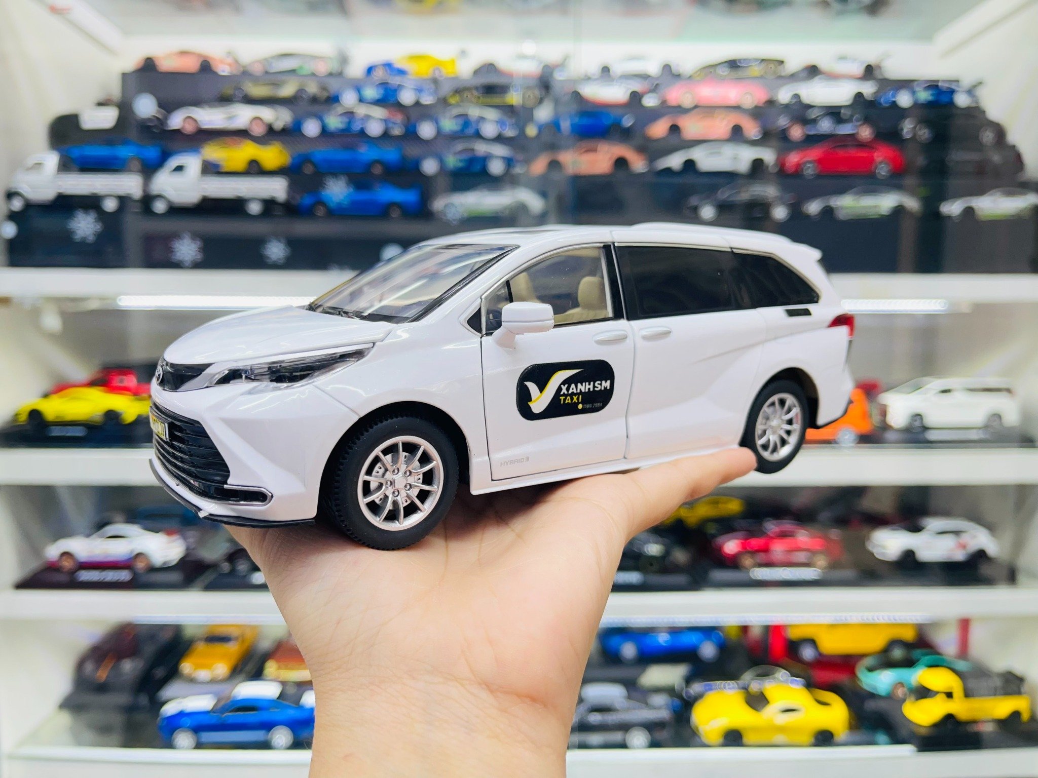 Mô hình xe độ dịch vụ taxi Toyota Sienna Mpv tem Xanh SM Trắng 1:24 Hengteng Model Autono1 OT562 