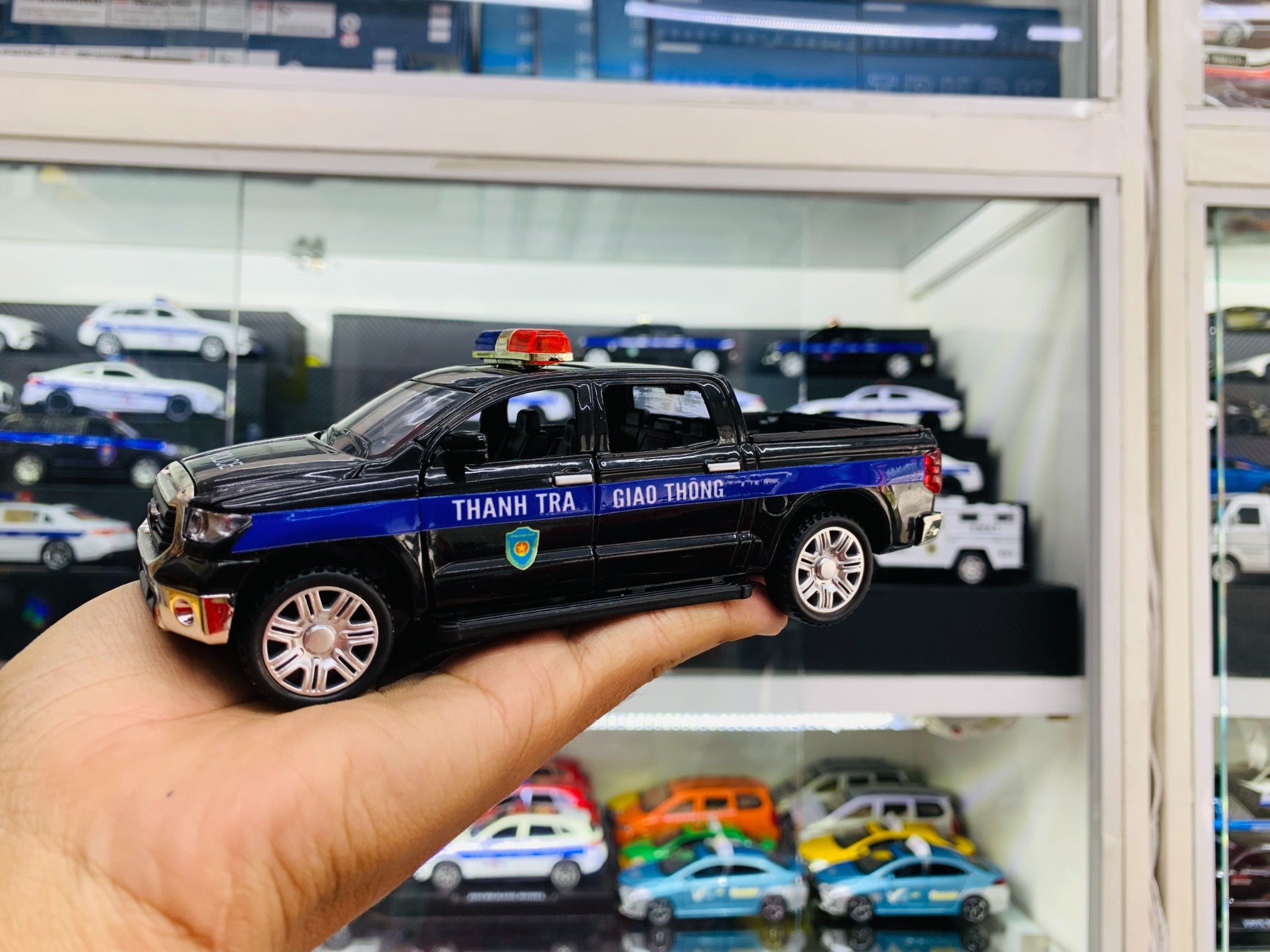  Mô hình xe ô tô độ CS TTGT thanh tra giao thông bán tải Toyota Tundra TRD 4x4 1:32 Autono1 Henteng model OT567 