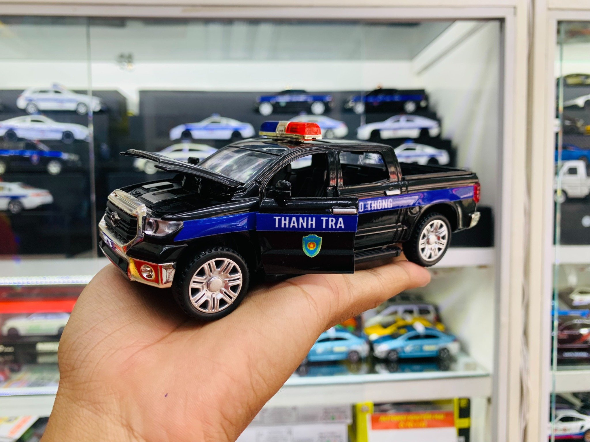  Mô hình xe ô tô độ CS TTGT thanh tra giao thông bán tải Toyota Tundra TRD 4x4 1:32 Autono1 Henteng model OT567 