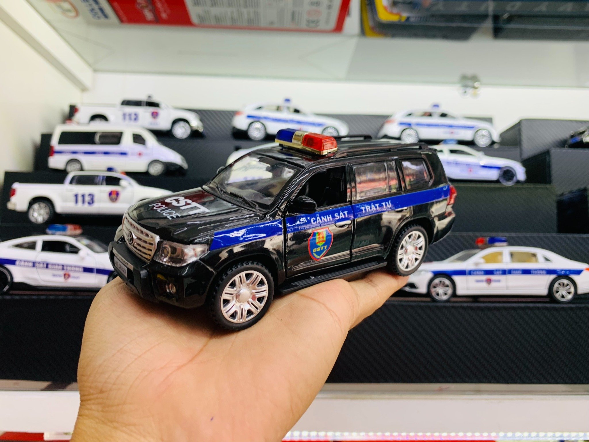  Mô hình xe ô tô độ CSTT Toyota Land Cruiser có đèn có âm thanh tỉ lệ 1:32 Autono1 Henteng model OT568 