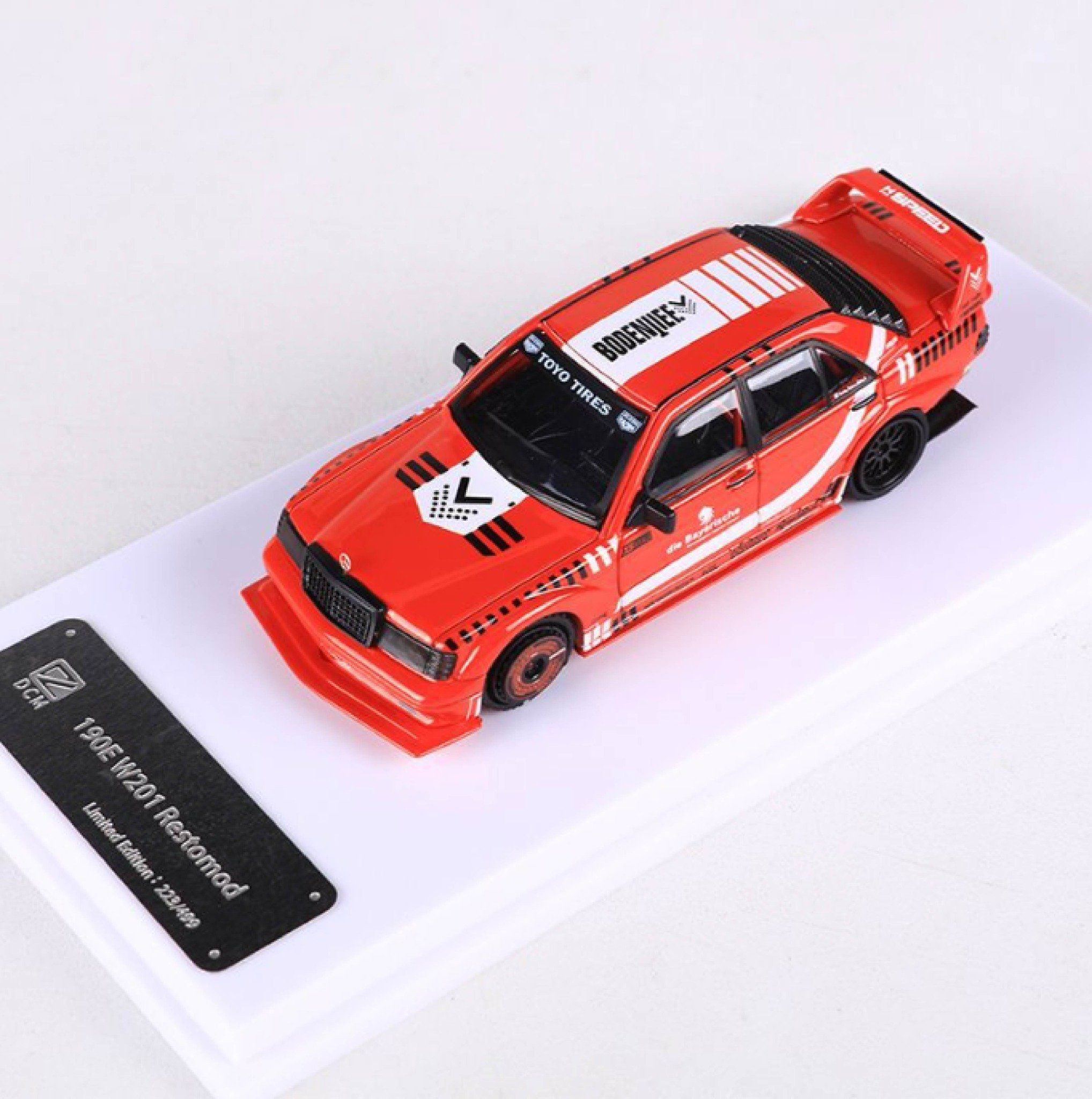  Mô hình xe Mercedes-Benz 190E W201 có hộp mica tỉ lệ 1:64 DCM OT64021 