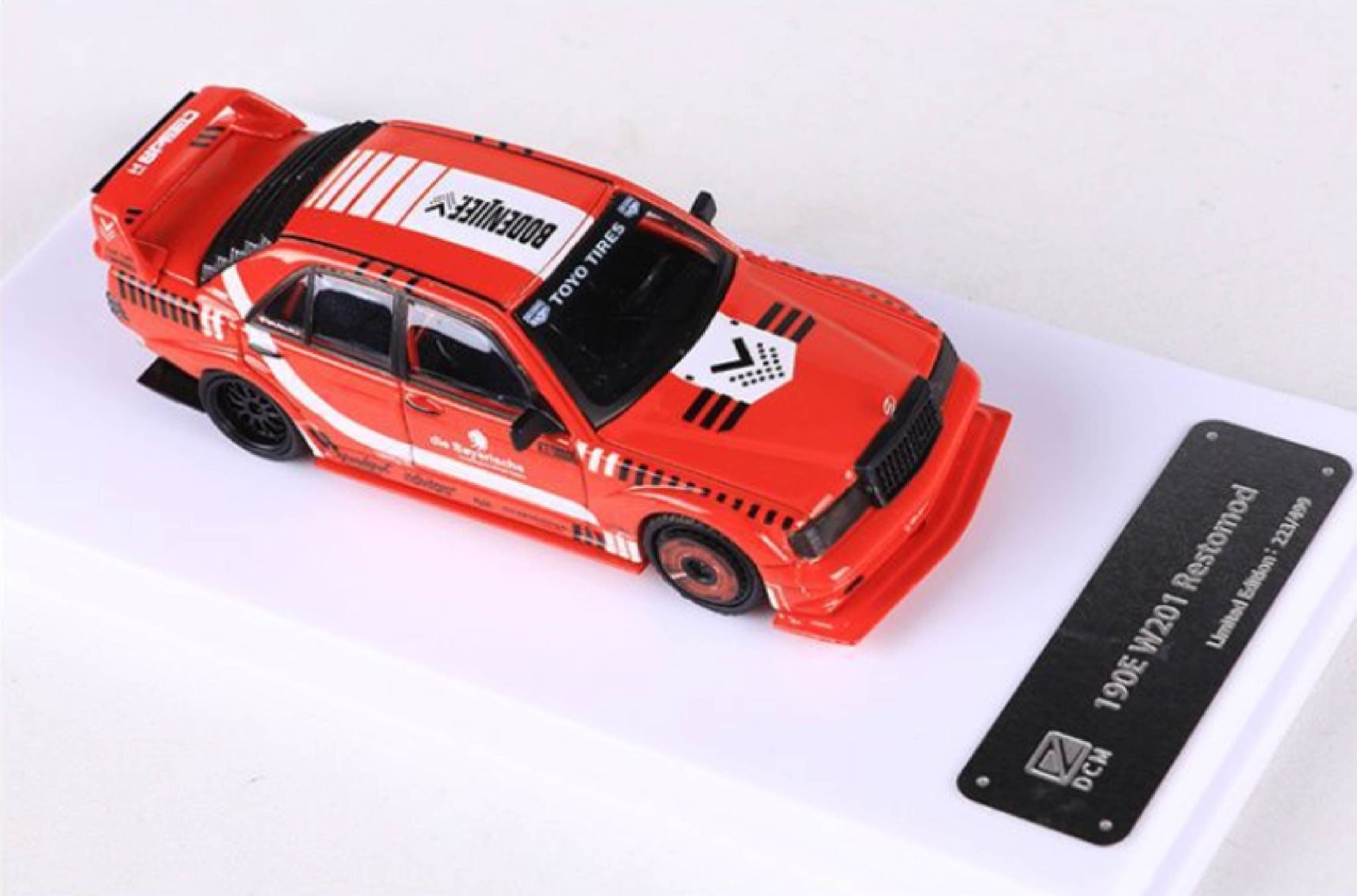  Mô hình xe Mercedes-Benz 190E W201 có hộp mica tỉ lệ 1:64 DCM OT64021 