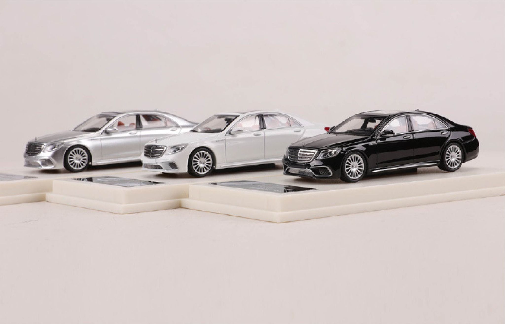  Mô hình xe Mercedes-Benz S65 AMG W222 tỉ lệ 1:64 có đế và hộp mica FineWorks64 Model OT64043 