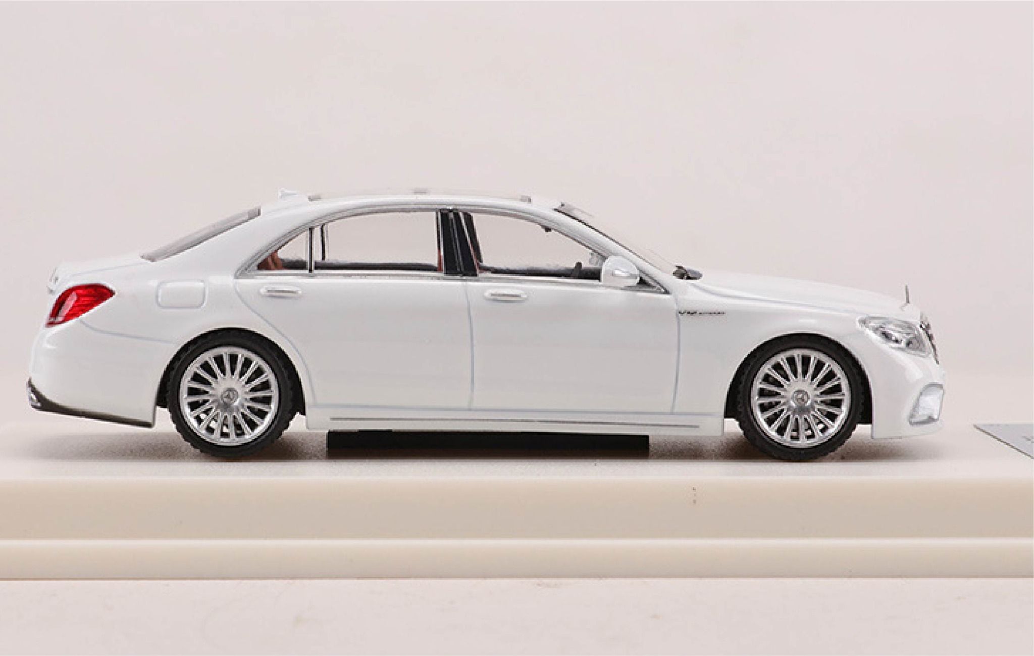  Mô hình xe Mercedes-Benz S65 AMG W222 tỉ lệ 1:64 có đế và hộp mica FineWorks64 Model OT64043 
